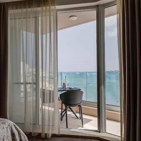 Dearborn Seafront Apartment