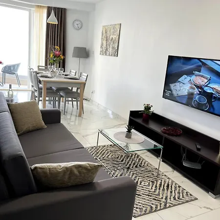Dearborn Seafront Apartment *